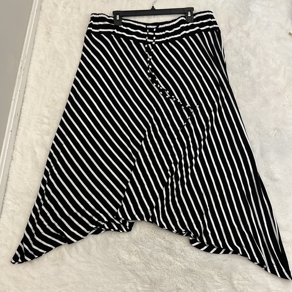 Avenue Dresses & Skirts - The Avenue long skirt w/ drawstring waist NWT size 18/20